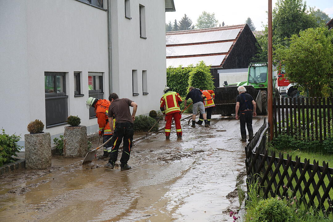 Schwerer Platzregen Überschwemmt ganze Straße