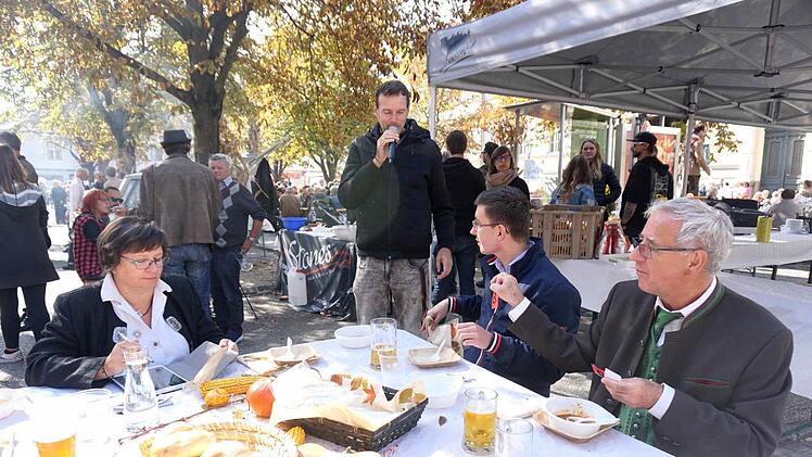 Moderator Thomas Schmid stellte die Teams vor