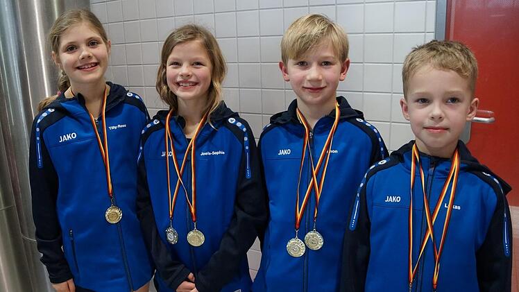 Vier der erfolgreichen Eberner Nachwuchsschwimmer bei der Kreismeistschaft: Tilly Rose Winkler, Joelle Sophie Dobner, Simon Schneider und Lukas Hanke (von links)  Foto: Wolfgang Dietz