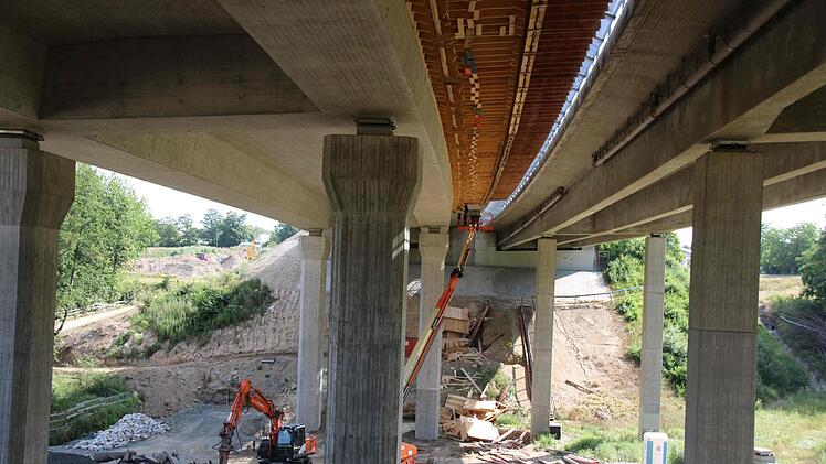 Die Sanierung der Friesentalbrücke ist abgeschlossen. An dem Bauwerk werden derzeit nur noch Restarbeiten durchgeführt.