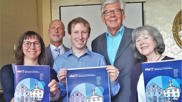 Ihr erstes gemeinsames VHS-Programm präsentierten (vorn von links) Claudia Beyrle (VHS Hammelburg), Verbundkoordinator Michael Balk und Gisela Schriek (Bad Kissingen); dahinter Bad Kissingens Oberbürgermeister Kay Blankenburg (links) und Hammelburgs zweiter Bürgermeister Reimar Glückler . Foto: Sigismund von Dobschütz