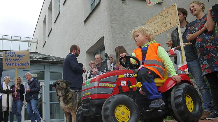Gegen die bei Drossenhausen geplante Raststätte hat es am Donnerstag eine Demonstration vor dem Landratsamt gegeben. - Foto: Berthold Köhler