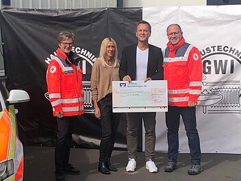 Die Helfer vor Ort bedanken sich für eine großzügige Geldspende.  Von rechts nach links: Sandra Schuhmann (stellvertretende Vorsitzende  Förderverein HVO Schondra), Sandra Echtner, Alexander Echtner  (Geschäftsführer GWI Haustechnik) und Armin Stelzner (Vorsitzender  Förderverein HVO Schondra). Foto: Horst Conze