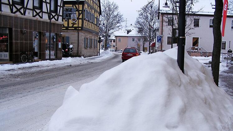 In Adelsdorf sorgten die Schneemassen an den Straßenrändern für so manchen Streit.  Foto: Mona Lisa Eigenfeld