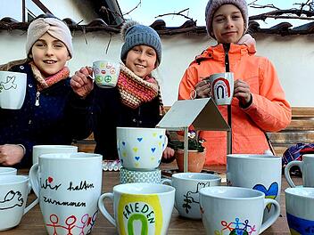 Hoch die Tassen: Hanna, Lena und Anna-Maria engagieren sich für Kinder in der Ukraine.
