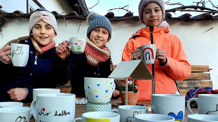 Hoch die Tassen: Hanna, Lena und Anna-Maria engagieren sich für Kinder in der Ukraine.