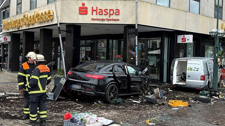 Auto fährt in Menschengruppe in Hamburger Sparkasse