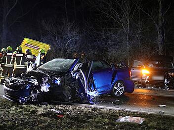 Gallmersgarten: Heftiger Unfall auf B470 - eine Person schwer verletzt