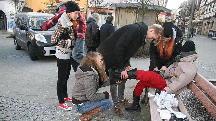 Mit vereinten Kräften versuchen Julian Hoffmann (17) und Laura Grampp (17), der jungen Dame mit der roten Hose die Stiefel anzuziehen, derweil stabilisiert Kim Kuznia (16) die Füße. Denn unter den Klamotten verbirgt sich nur ein Maschendrahtgestell. Julia Mayr-Kießling (16) hat einen jungen Mann über die Schultern gelegt - er wird dem Mädchen einen stilisierten Heiratsantrag machen.