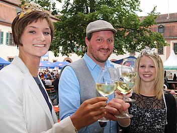 Umrahmt von den lieblichen Weinhoheiten Christin Ungemach (links), der Fränkischen Weinkönigin, und Antonia Müller (rechts), der ansässigen Weinprinzessin, begrüßte Kellermeister Matthias Büttner die vielen Gäste im Schlosshof. Fotos: Gerd Schaar