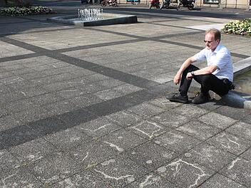 Nicht nur Hotelier Jürgen Dösch findet, dass der Theaterplatz eine Reinigung von Grund auf dringend nötig hätte und derzeit kein Aushängeschild für Bad Kissingen ist. Foto: Thomas Mäuser
