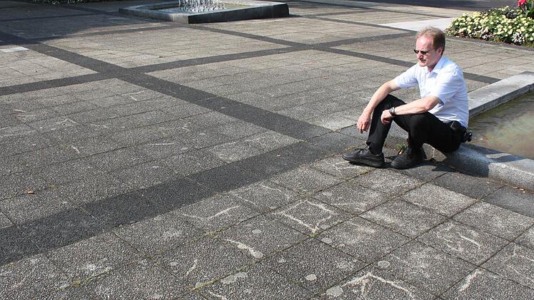 Nicht nur Hotelier Jürgen Dösch findet, dass der Theaterplatz eine Reinigung von Grund auf dringend nötig hätte und derzeit kein Aushängeschild für Bad Kissingen ist. Foto: Thomas Mäuser