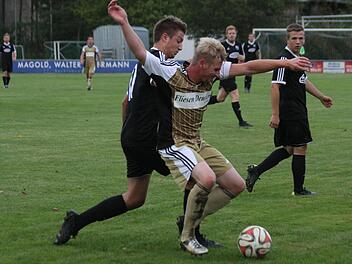 Der Weisendorfer Daniel Bretting (schwarz) versucht vergeblich, Johannes Göpfert vom Ball zu trennen. Die Zeckerner waren im Pokalspiel wesentlich aggressiver und setzten sich verdient durch. Foto: Matthias Hofmann