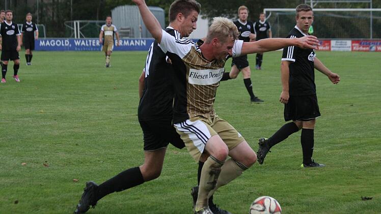Der Weisendorfer Daniel Bretting (schwarz) versucht vergeblich, Johannes Göpfert vom Ball zu trennen. Die Zeckerner waren im Pokalspiel wesentlich aggressiver und setzten sich verdient durch. Foto: Matthias Hofmann