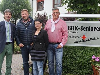 Er will, dass seine Heimbewohner und Patienten der BRK-Sozialstation bis in die letzten Tage leben können. Im Bild: BRK-Kreisgeschäftsführer Roland Beierwaltes, der Leiter des Palliativzentrums Jörg Cuno, die Pflegefachkraft des Palliativzentrums für Kronach, Bianka Möbus, und Karl-Heinz Muggenthaler Foto: Veronika Schadeck