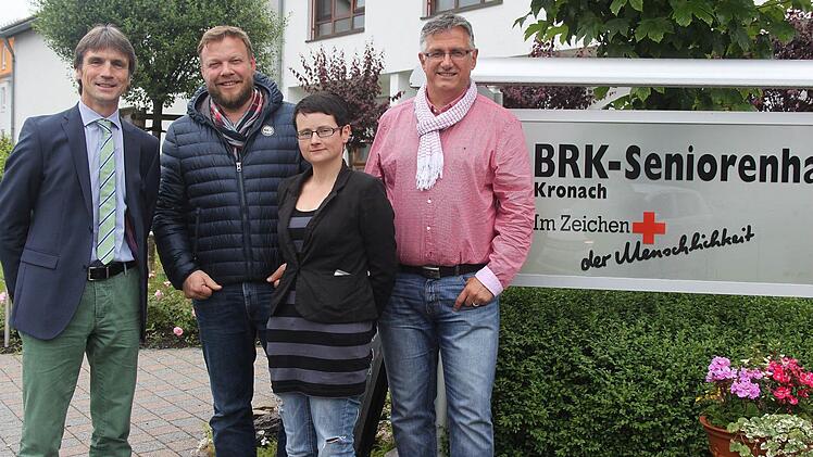 Er will, dass seine Heimbewohner und Patienten der BRK-Sozialstation bis in die letzten Tage leben können. Im Bild: BRK-Kreisgeschäftsführer Roland Beierwaltes, der Leiter des Palliativzentrums Jörg Cuno, die Pflegefachkraft des Palliativzentrums für Kronach, Bianka Möbus, und Karl-Heinz Muggenthaler Foto: Veronika Schadeck