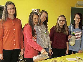 Die Siebt- und Achtklässler der Hans-Edelmann-Schule haben für die Grundschüler aus Ziegelhütten ein gesundes Pausenfrühstück mit Schulmilch, selbst zu bereiteten Käsebroten, Schmandbroten und tolle Müslis zusammengestellt. Fotos: Sonny Adam