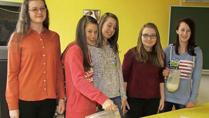 Die Siebt- und Achtklässler der Hans-Edelmann-Schule haben für die Grundschüler aus Ziegelhütten ein gesundes Pausenfrühstück mit Schulmilch, selbst zu bereiteten Käsebroten, Schmandbroten und tolle Müslis zusammengestellt. Fotos: Sonny Adam