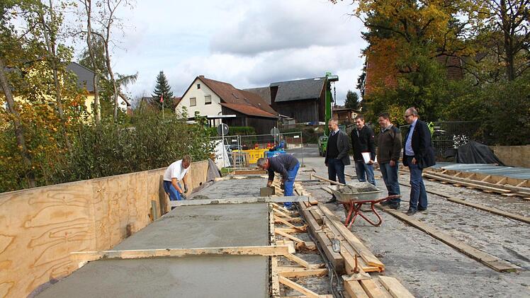 Ortstermin am Donnerstagnachmittag (von rechts): Rüdiger Köhler (geschäftsführender Beamter am Landratsamt), Marc Glaser vom Planungsbüro IBP, der Leioter der Tiefbauabteilung, Thomas Hörl, und Kreisbaumeister Andreas Schülein.Jürgen Gärtner