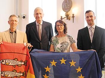 Die Forchheimer "Pulse of Europe"-Initiatoren (von links) Emmerich Huber, Fabiola Reges-Huber und Tobia Lukoschek mit Ulrich Wickert (Zweiter von links).  Foto: privat