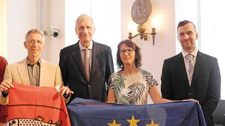 Die Forchheimer "Pulse of Europe"-Initiatoren (von links) Emmerich Huber, Fabiola Reges-Huber und Tobia Lukoschek mit Ulrich Wickert (Zweiter von links).  Foto: privat