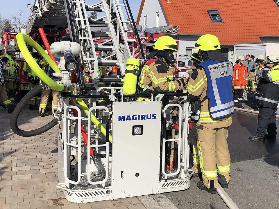 Markt Erlbach:  Brand in Einfamilienhaus – Vater und Sohn verletzt