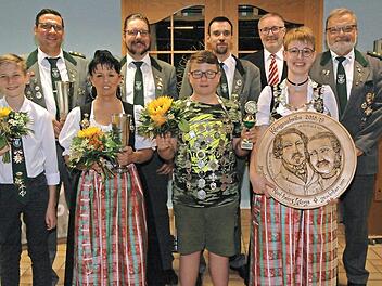 Die neuen Regenten (von links): Marvin Krieger, Boris Friedel, Heidi Ganß, Norbert Walter, Nick Nowack, Heiko Friedel, Udo Döhler, Monja Machold-Friedel und Aribert Machold. Foto: Edwin Meißinger