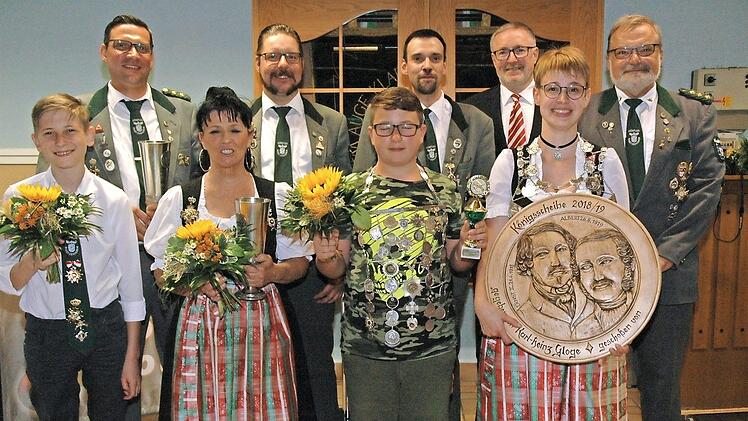 Die neuen Regenten (von links): Marvin Krieger, Boris Friedel, Heidi Ganß, Norbert Walter, Nick Nowack, Heiko Friedel, Udo Döhler, Monja Machold-Friedel und Aribert Machold. Foto: Edwin Meißinger