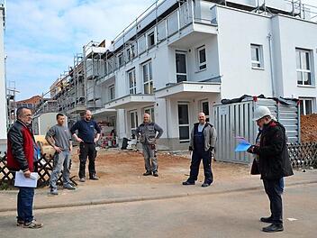 Sicherheitsabstand in Corona-Zeiten: Architekt Helmut Popp (rechts) bei der Einweisung von Firmenvertretern Fotos: Bernhard Panzer