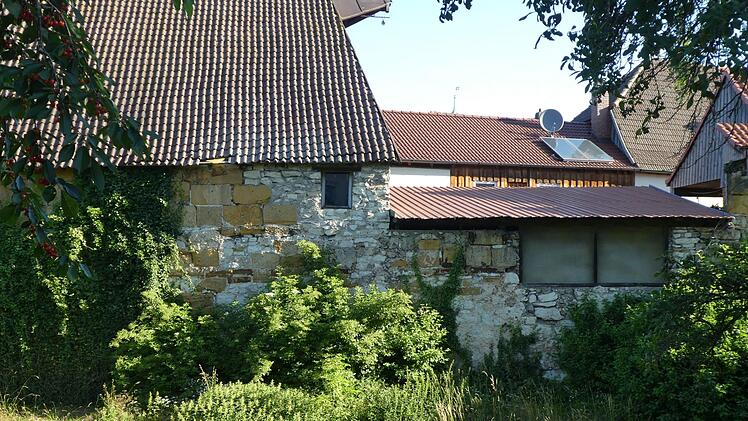 Im Dornr&ouml;schenschlaf: die Stadtmauer am Kastenhof