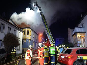 In Lichtenfels waren 2020 rund 100 Einsatzkräfte vor Ort. Das Haus wurde bei dem Unglück sehr stark beschädigt.  Foto: Frank Spitzenpfeil