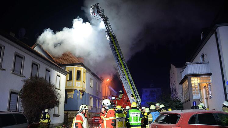 In Lichtenfels waren 2020 rund 100 Einsatzkräfte vor Ort. Das Haus wurde bei dem Unglück sehr stark beschädigt.  Foto: Frank Spitzenpfeil