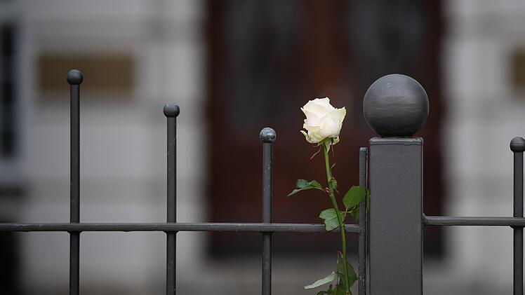 Eine Rose für den toten Prinz Philip.