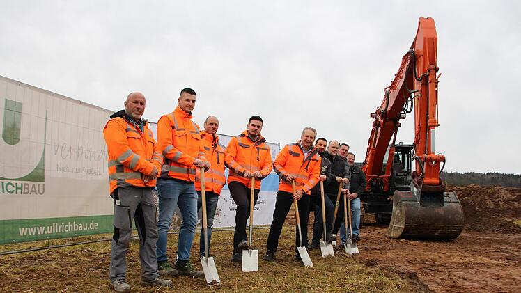 Vertreter der Firma Ullrich-Bau, des Ingenieurbüros H&F sowie Vertreter der Gemeinde Burkardroth beim Spatenstich. Foto: Johannes Schlereth