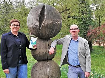 Die Kurseelsorger Petra Müller (kath.) und Maik Richter (evang.) auf dem "Weg der Besinnung" an einer Holzskulptur von Bildhauer Helmut Droll (Euerdorf).