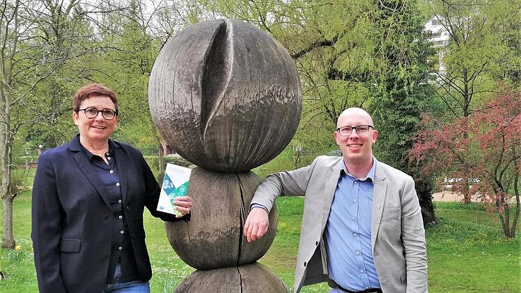 Die Kurseelsorger Petra Müller (kath.) und Maik Richter (evang.) auf dem "Weg der Besinnung" an einer Holzskulptur von Bildhauer Helmut Droll (Euerdorf).