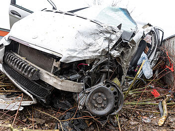 Mann nach schwerem Unfall mit Lkw in Auto eingeklemmt Mann nach schwerem Unfall mit Lkw in Auto eingeklemmt