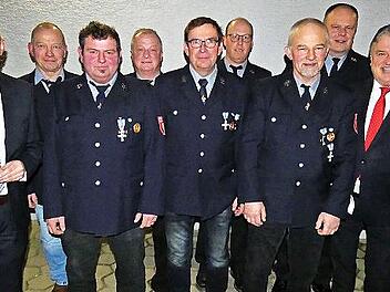 Bei den Ehrungen (von links) Kreisbrandmeister Reiner Bär, Bürgermeister Alexander Wunderlich, Horst Kintzel, Werner Hampel, Achim Bär, Robert Hampel, Michael Pöhlmann, Friedrich Beierlein, Kommandant Peter Müller, Landrat Klaus Peter Söllner, Vor...