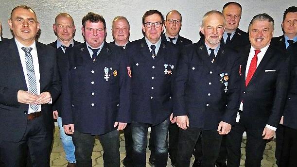 Bei den Ehrungen (von links) Kreisbrandmeister Reiner Bär, Bürgermeister Alexander Wunderlich, Horst Kintzel, Werner Hampel, Achim Bär, Robert Hampel, Michael Pöhlmann, Friedrich Beierlein, Kommandant Peter Müller, Landrat Klaus Peter Söllner, Vor...