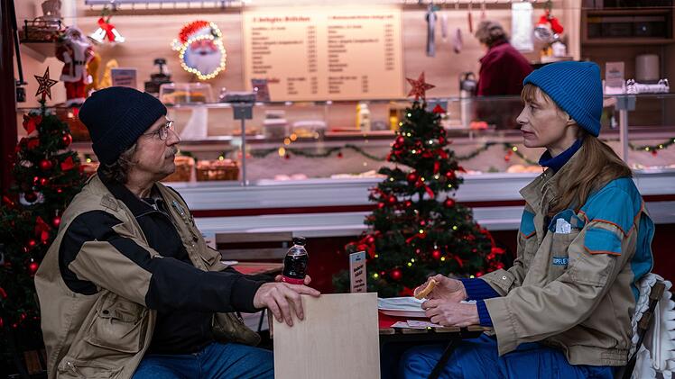 Prange (Bjarne Mädel) und Dörte (Katharina Marie Schubert) treffen sich für ihr erstes Date im Baumarkt.