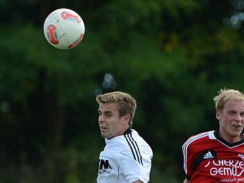Stefan Dinkel (l.) war der Dauerläufer beim FC Burgkunstadt. In allen 23 Saisonspielen stand der 27-jährige Neuzugang von der SpVgg Lettenreuth über die vollen 90 Minuten auf dem Platz.  Foto: Wolfgang Zink