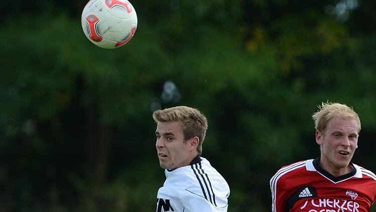 Stefan Dinkel (l.) war der Dauerläufer beim FC Burgkunstadt. In allen 23 Saisonspielen stand der 27-jährige Neuzugang von der SpVgg Lettenreuth über die vollen 90 Minuten auf dem Platz.  Foto: Wolfgang Zink