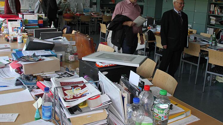 Stapelweise Arbeit: Blick ins Lehrerzimmer.