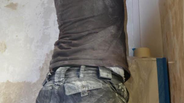 Frederik Fischer von der DPSG Friesen beim Abkleben der Holzdecke in der Weinbergkapelle. Danach wurden die Wände gestrichen.