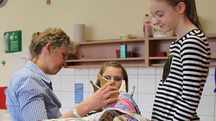 Kunstlehrerin Stefanie Schlichtegroll gibt Tipps, wie die Krone am besten hält.