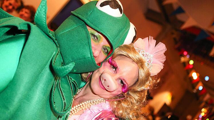Fantasievolle Masken - kaum jemand kam unverkleidet. Foto: RiegerPress