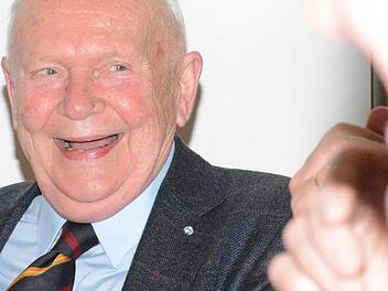 Albert Meyer freut sich mit seinen Maroldsweisacher Parteifreunden über die Entwicklung des Ortsverbandes. Er war vor 40 jahren maßgebllich an dessen Gründung beteiligt gewesen. Foto: Gerhard Schmidt