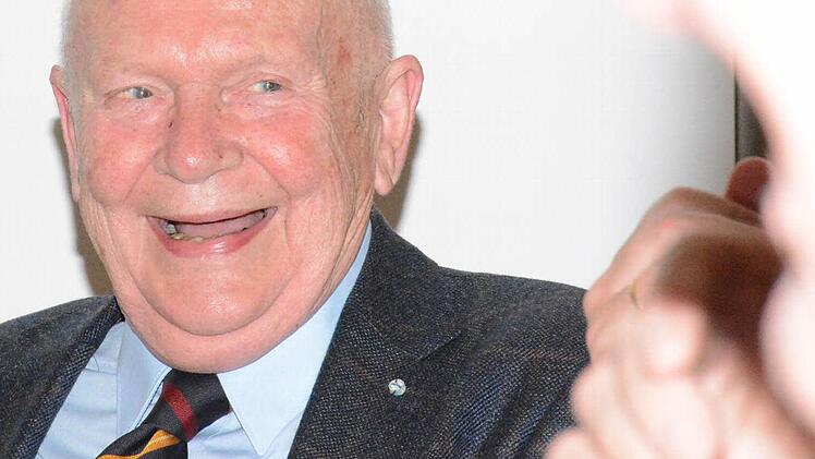Albert Meyer freut sich mit seinen Maroldsweisacher Parteifreunden über die Entwicklung des Ortsverbandes. Er war vor 40 jahren maßgebllich an dessen Gründung beteiligt gewesen. Foto: Gerhard Schmidt