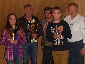 Erfolgreiche Sportler (von links): Marie Muth, Werner Metz, Sigrid Metz, Maximilian Müller, rechts Sportleiter Heinrich Muth. Foto: J. Müller