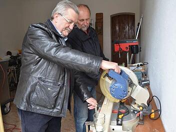 Während Gerhard Wirkner (r.) das Brett ausmisst, testet Georg Römer schon einmal die Säge.  Foto: Larissa Händel